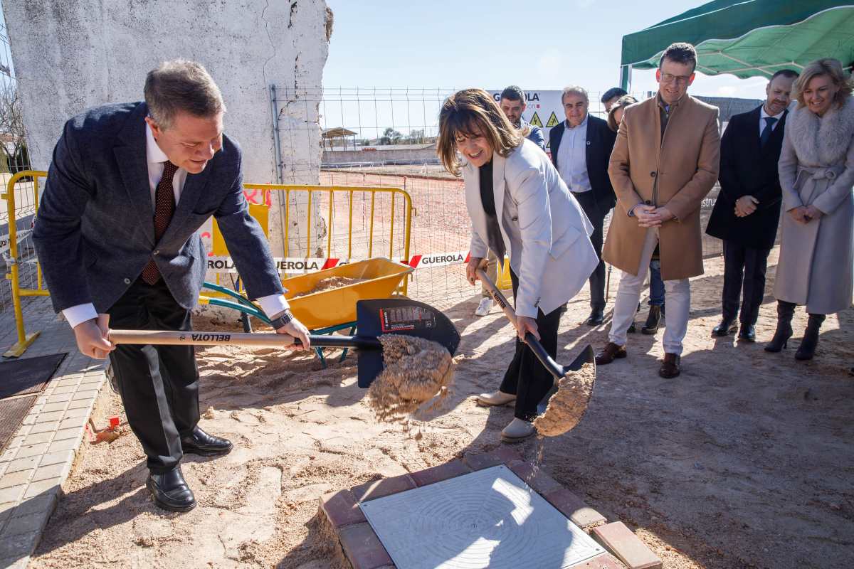 El presidente de Castilla-La Mancha, Emiliano García-Page, en la colocación de la primera piedra del centro de Salud de Mota del Cuervo.