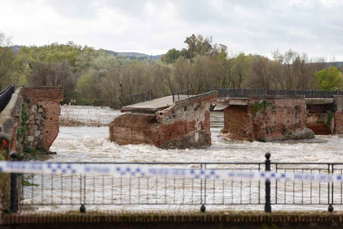 Derrumbe parcial del puente romano de Talavera. Foto: EFE/Manu Reino.