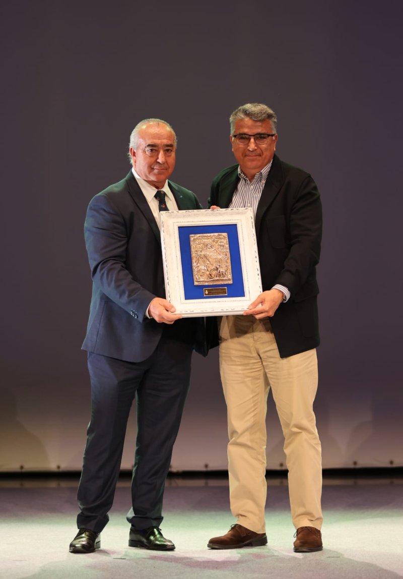 Enrique de la Rosa recibe la placa de manos de Jesús Hijosa.