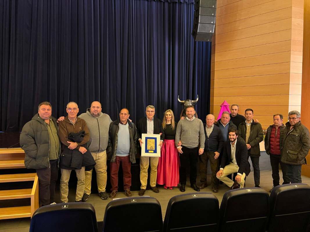 Enrique de la Rosa (en el centro), durante el homenaje que le dedicó el pueblo de Villaseca.