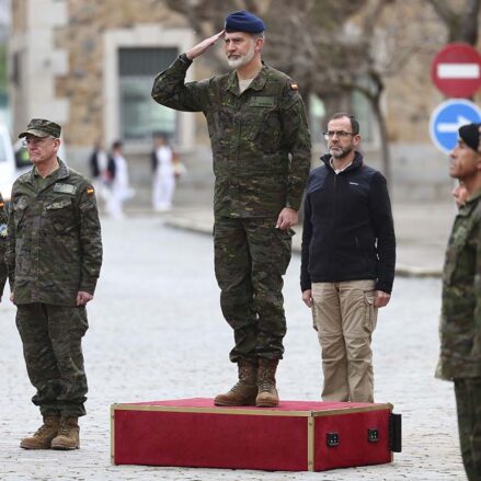 El rey visita la Unidad de Formación de Combate de Personal ucraniano en Toledo, este miércoles. EFE/ Ismael Herrero