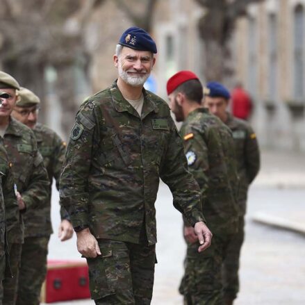 El rey visita la Unidad de Formación de Combate de Personal ucraniano en Toledo, este miércoles. EFE/ Ismael Herrero