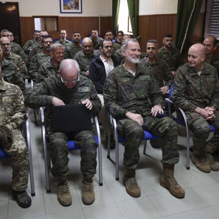 El rey visita la Unidad de Formación de Combate de Personal ucraniano en Toledo, este miércoles. EFE/ Ismael Herrero