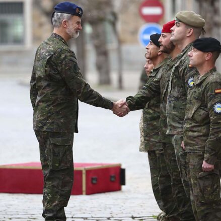 El rey visita la Unidad de Formación de Combate de Personal ucraniano en Toledo, este miércoles. EFE/ Ismael Herrero