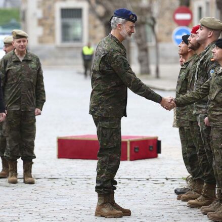 El rey visita la Unidad de Formación de Combate de Personal ucraniano en Toledo, este miércoles. EFE/ Ismael Herrero