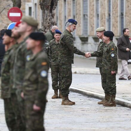 El rey visita la Unidad de Formación de Combate de Personal ucraniano en Toledo, este miércoles. EFE/ Ismael Herrero