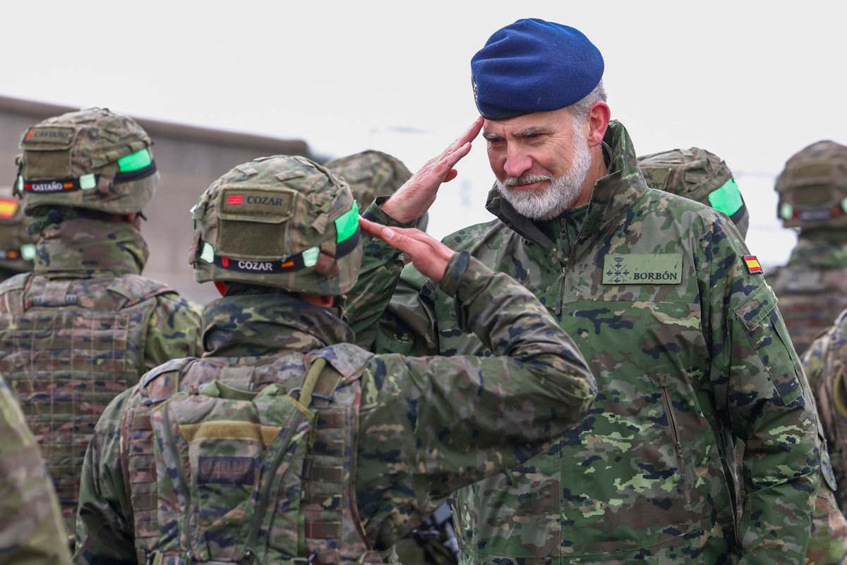 El rey Felipe VI visita la Unidad de Formación de Combate de Personal ucraniano en Toledo, este miércoles. EFE/ Ismael Herrero