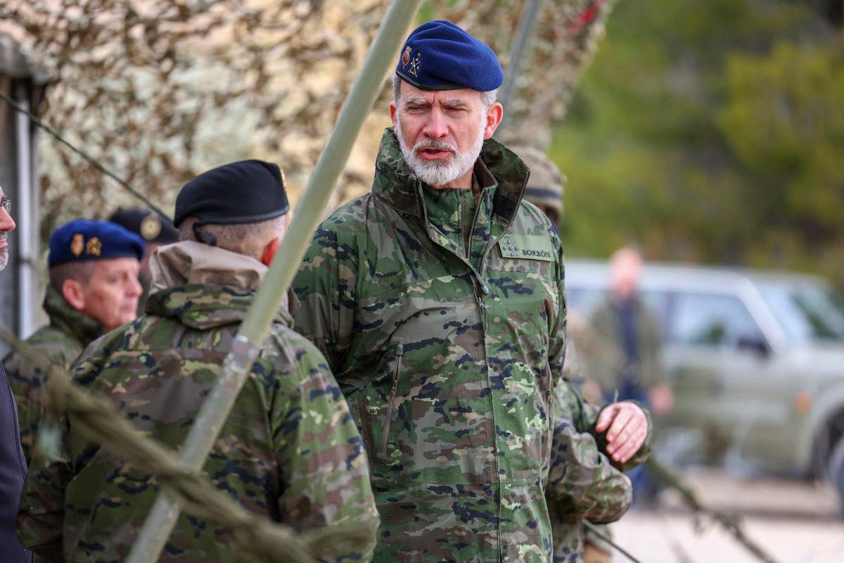 El rey Felipe VI visita la Unidad de Formación de Combate de Personal ucraniano en Toledo, este miércoles. EFE/ Ismael Herrero