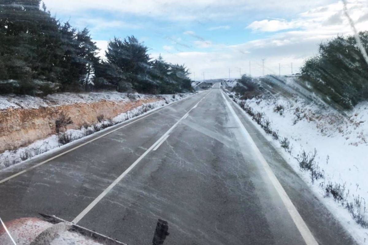 Carretera nevada, hielo y frío