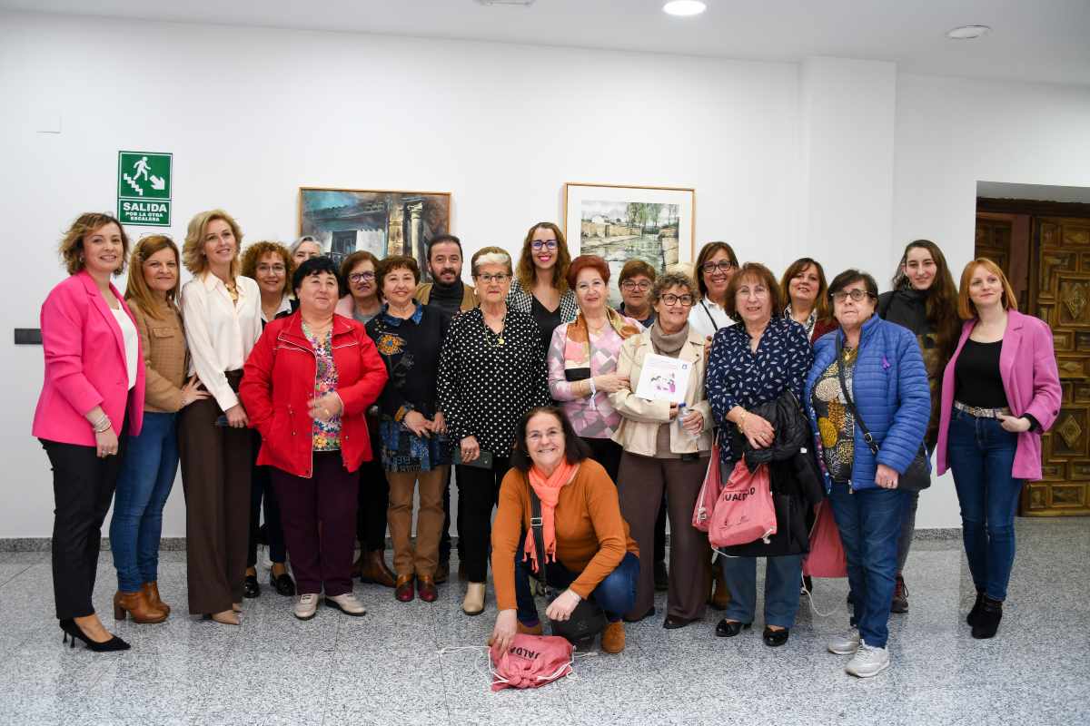 Sara Simón (en el centro), durante la presentación de la cartelería adaptada que informa de los derechos de la mujer.