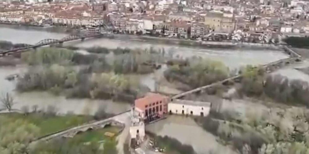 Foto de dron del río Tajo este viernes a su paso por Talavera. Foto: Policía Local