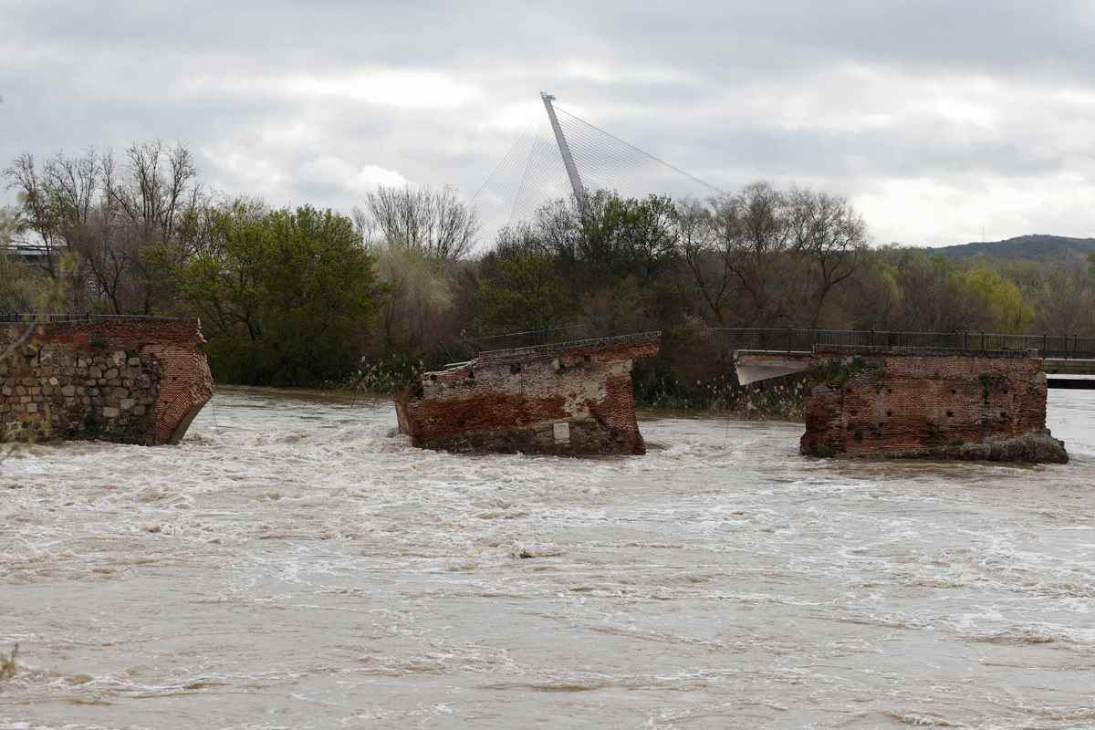 Derrumbe del puente romano de Talavera. Foto: EFE/Manu Reino.