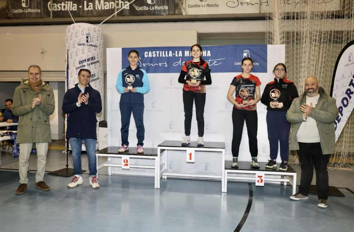 Ganadoras en el torneo regional de tenis de mesa.