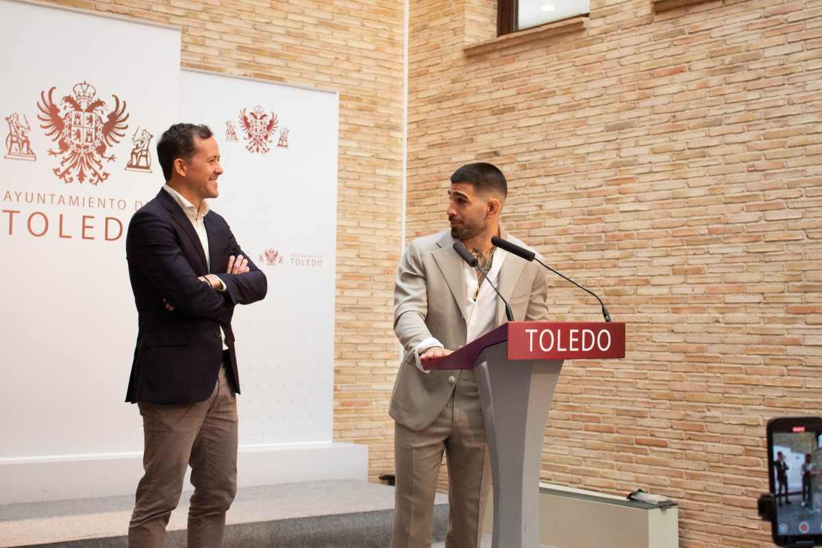 Ilia Topuria agradeció a Carlos Velázquez el homenaje de la ciudad a su figura. Foto: Eva Díaz Pérez.