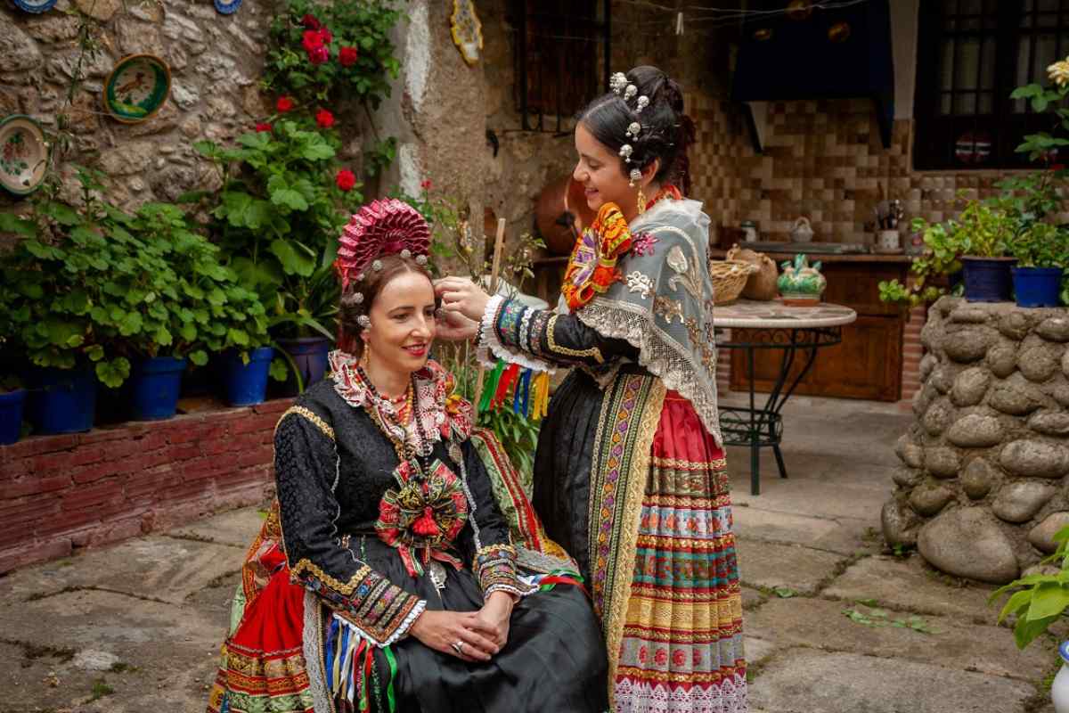 Traje de Novia y Traje de Moza Madrina de Navalcán (Toledo). Foto: Portal de cultura de Castilla-La Mancha