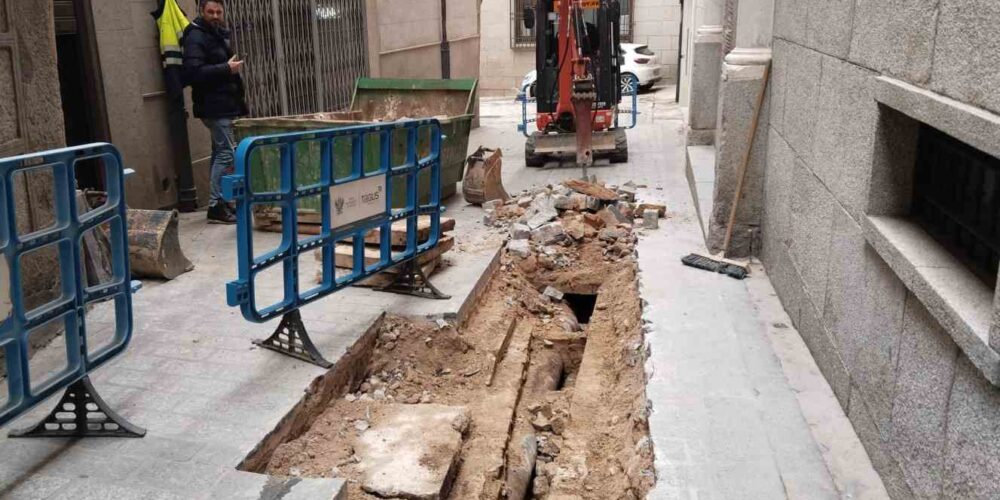 En la foto, la tubería rota de la calle de la Plata en Toledo. Foto: Rebeca Arango.