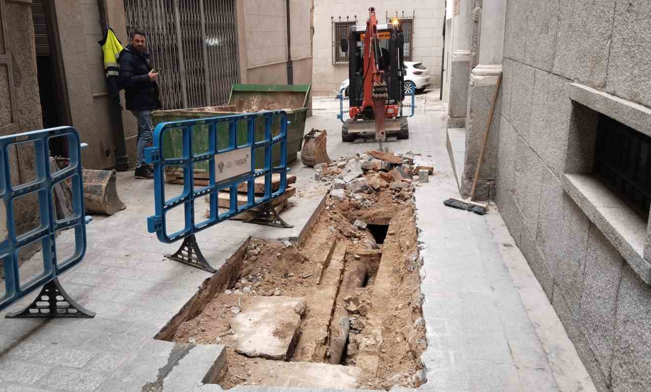 En la foto, la tubería rota de la calle de la Plata en Toledo. Foto: Rebeca Arango.