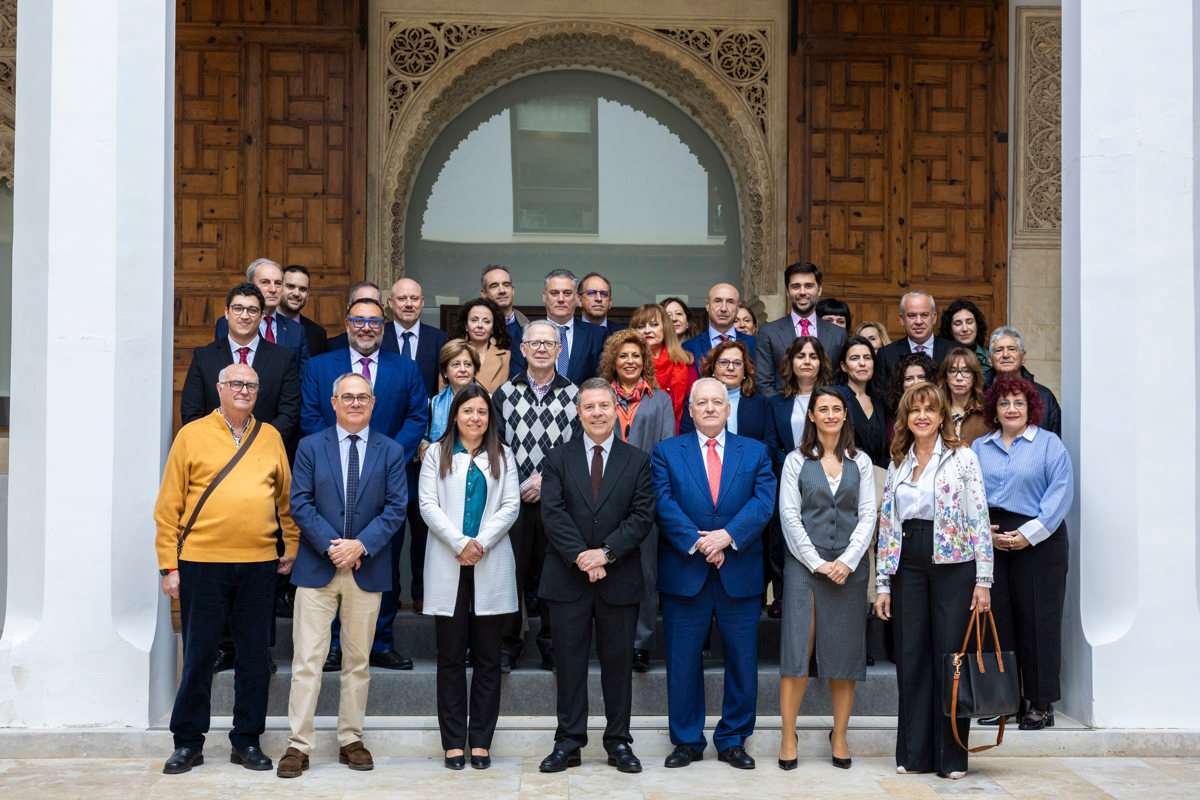 El presidente de Castilla-La Mancha, Emiliano García-Page (c), posa para una foto de grupo mientras presenta este jueves, en Toledo, el Programa de Turismo Social 2025. EFE/ Ángeles Visdómine