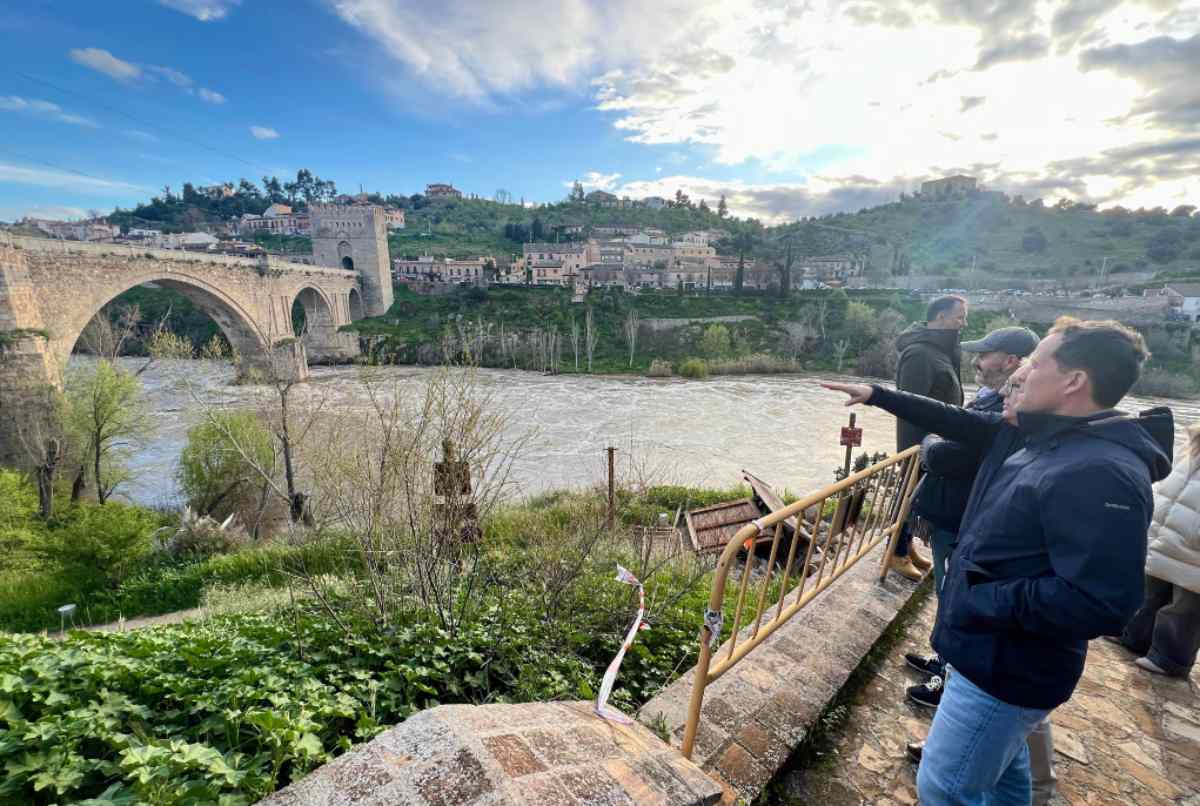 El alcalde de Toledo, Carlos Velázquez, inspeccionando el puente de San Martín.