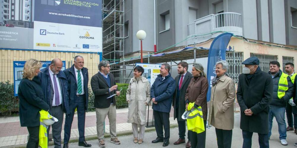 Visita a una promoción de viviendas en las que se ha realizado una rehabilitación energética.